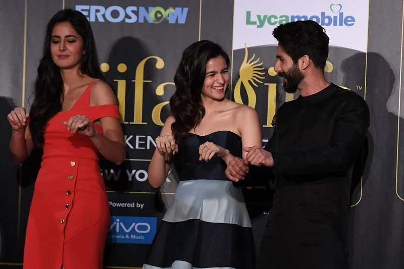 Bollywood actor Shahid Kapoor (R), Alia Bhatt (C) and Katrina Kaif (L) dance during a press conference ahead of the 18th International Indian Film Academy (IIFA) Festival, in New York City July 13, 2017. / AFP PHOTO / ANGELA WEISS