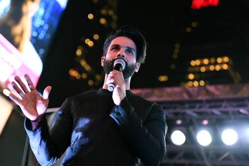 Bollywood actor Shahid Kapoor speaks to fans during IIFA Stomp in the Times Square on July 13, 2017 to kick off the 18th International Indian Film Academy (IIFA) Festival in New York. / AFP PHOTO / ANGELA WEISS