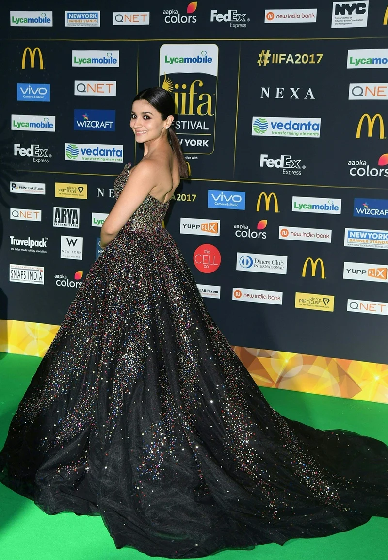 Bollywood actress Alia Bhat poses as she arrives for the IIFA Awards July 15, 2017 at the MetLife Stadium in East Rutherford, New Jersey during the 18th International Indian Film Academy (IIFA) Festival. / AFP PHOTO / ANGELA WEISS