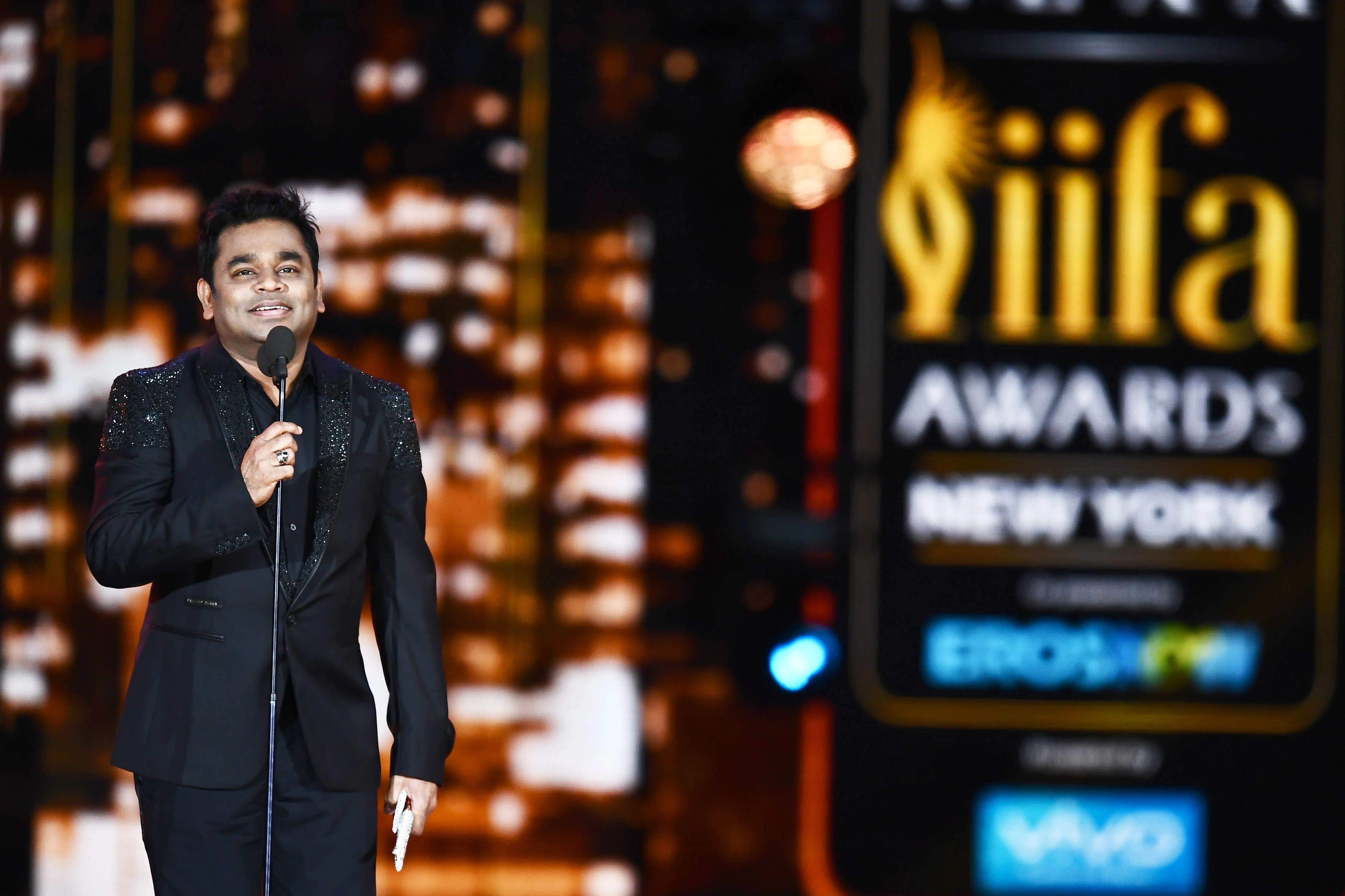 Bollywood music composer/singer AR Rahman accepts an award during the 18th International Indian Film Academy (IIFA) Festival at the MetLife Stadium in East Rutherford, New Jersey, on July 15, 2017. / AFP PHOTO / JEWEL SAMAD