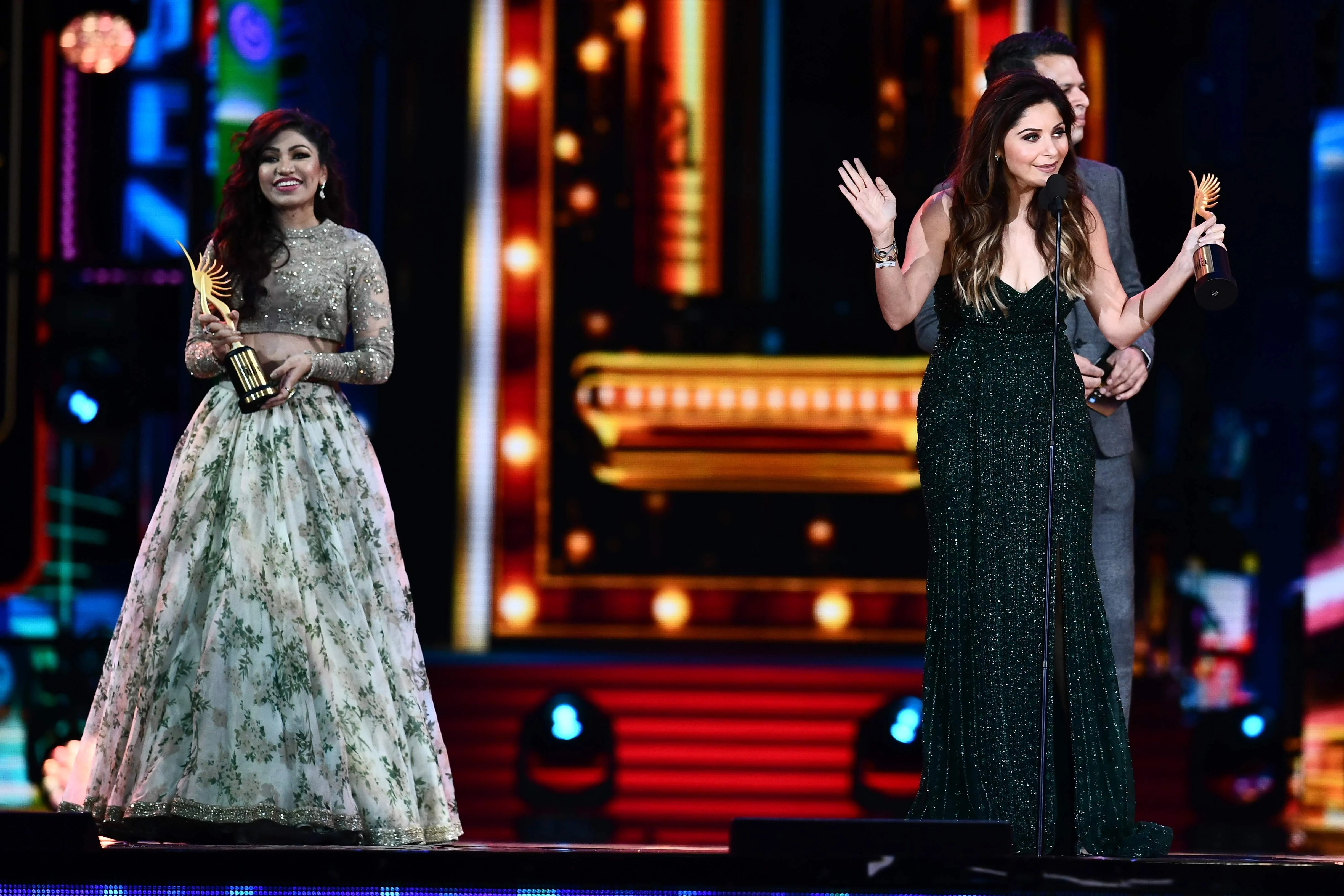 Winners of Best Playback Singer – Female, Kanika Kapoor (R) for “Da Da Dasse” from movie “Udta Punja” and Tulsi Kumar (L) for “Soch Na Sake” from movie “Airlift” receive their awards during the 18th International Indian Film Academy (IIFA) Festival at the MetLife Stadium in East Rutherford, New Jersey, on July 15, 2017. / AFP PHOTO / JEWEL SAMAD
