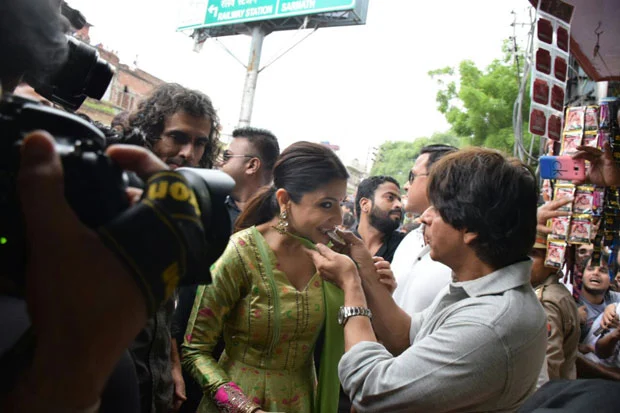 Check out pictures: Shah Rukh Khan and Anushka Sharma relish Banarasi paan while promoting Jab Harry Met Sejal in Varanasi