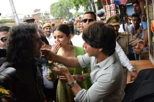 Check out pictures: Shah Rukh Khan and Anushka Sharma relish Banarasi paan while promoting Jab Harry Met Sejal in Varanasi