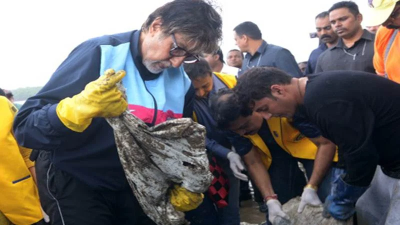 Big B cleans Mumbai Beach, shows his support towards the cleanliness drive