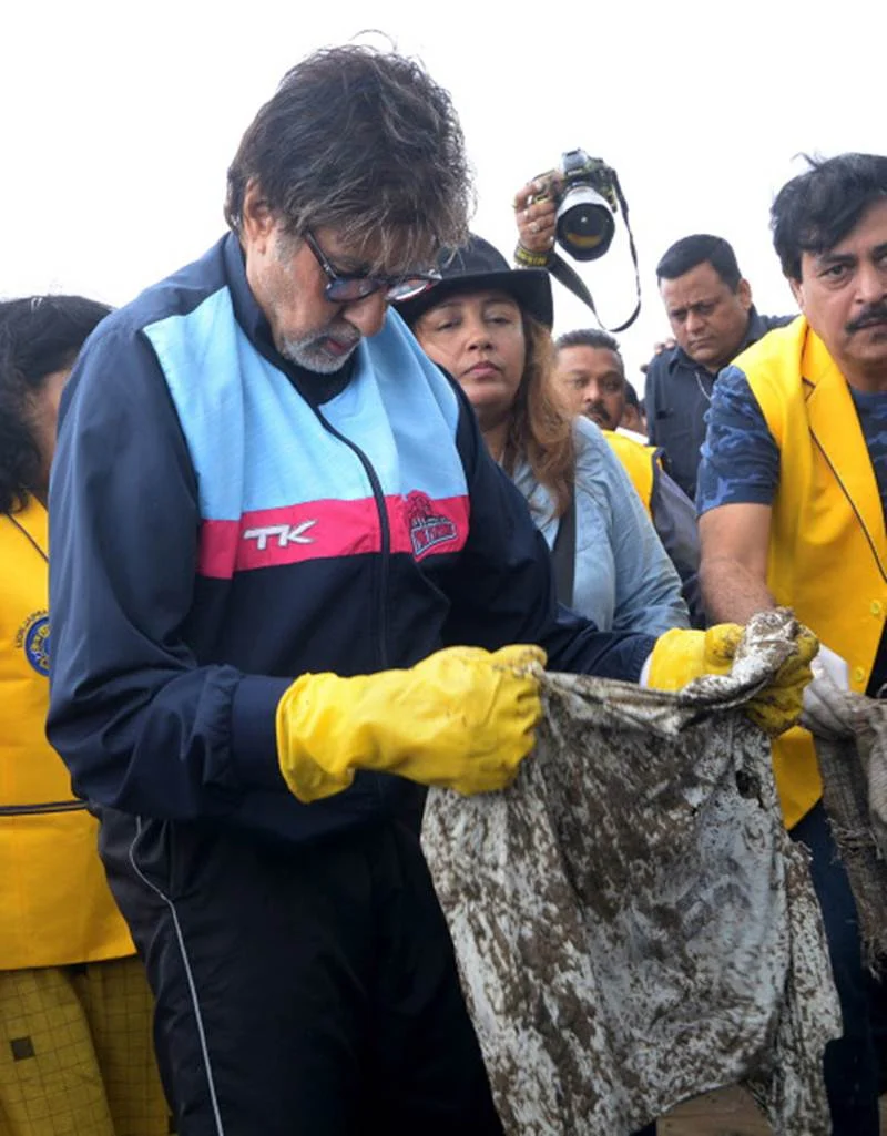 Big B cleans Mumbai Beach, shows his support towards the cleanliness drive
