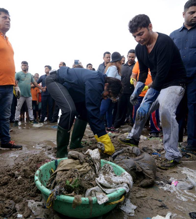 Big B cleans Mumbai Beach, shows his support towards the cleanliness drive