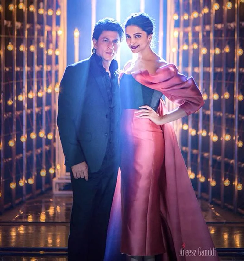 Watch: Deepika gets emotional after Shah Rukh Khan reads her a letter written by her mom