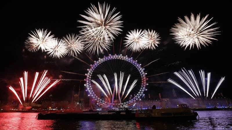 Fireworks explode around the London Eye during New Year’s celebrations in central London just after midnight on January 1, 2018. / AFP PHOTO / Tolga AKMEN
