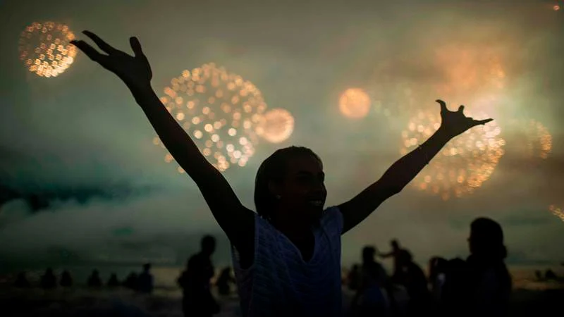People watch fireworks during New Year’s celebrations at Copacabana beach in Rio de Janeiro on January 1, 2018. / AFP PHOTO / MAURO PIMENTEL