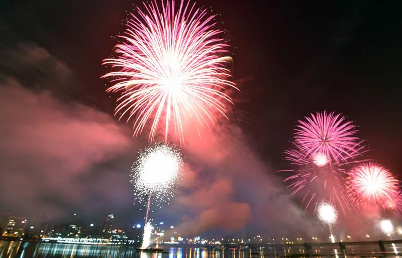 Fireworks explode over the Ebrie lagoon during New Year celebrations in Abidjan on January 1, 2018. / AFP PHOTO / Sia KAMBOU