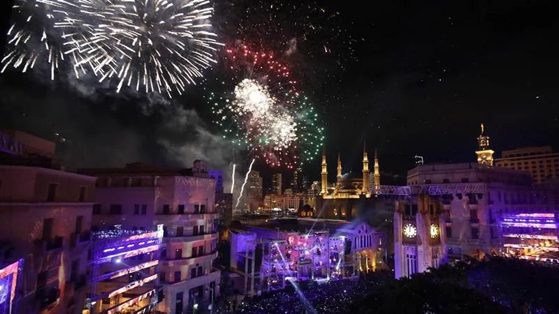 Fireworks explode over downtown Beirut, Lebanon, during New Year’s celebrations, on January 1, 2018. / AFP PHOTO / ANWAR AMRO