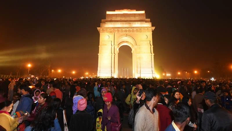 Indian people gather at India gate during New Year’s Eve celebrations. / AFP PHOTO / DOMINIQUE FAGET