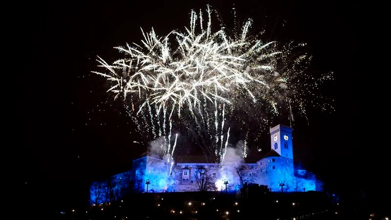 Fireworks explode above Ljubljana castle during New Year’s celebrations just after midnight in Ljubljana, Slovenia on January 1, 2018. / AFP PHOTO / Jure Makovec