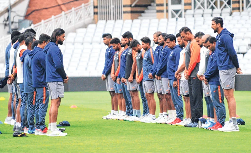 <strong>India players observe a minute of silence in tribute of former captain Ajit Wadekar before the nets session at Trent Bridge on Thursday.</strong>