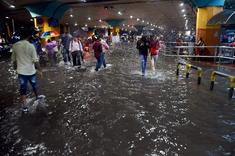 On This Day in History! August 29, 2017 – Mumbai comes to a standstill due to heavy rains