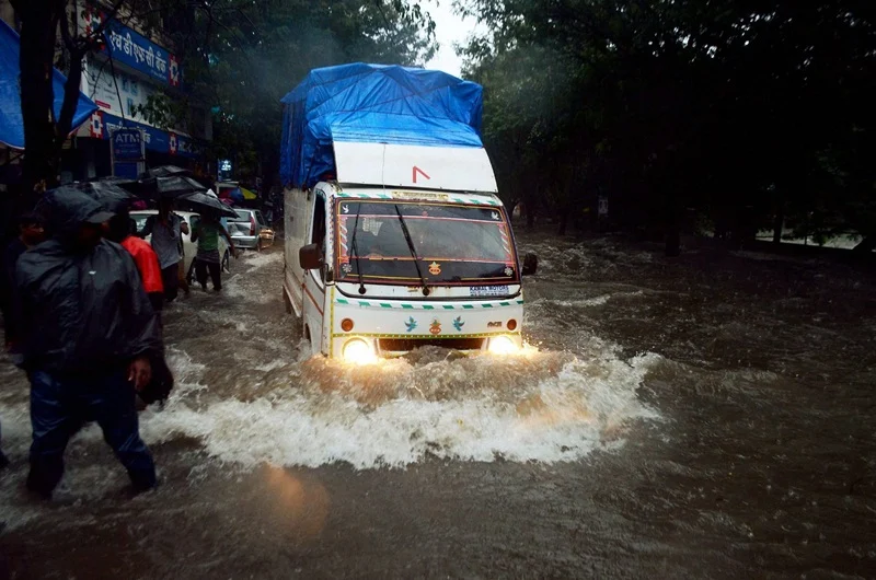 On This Day in History! August 29, 2017 – Mumbai comes to a standstill due to heavy rains