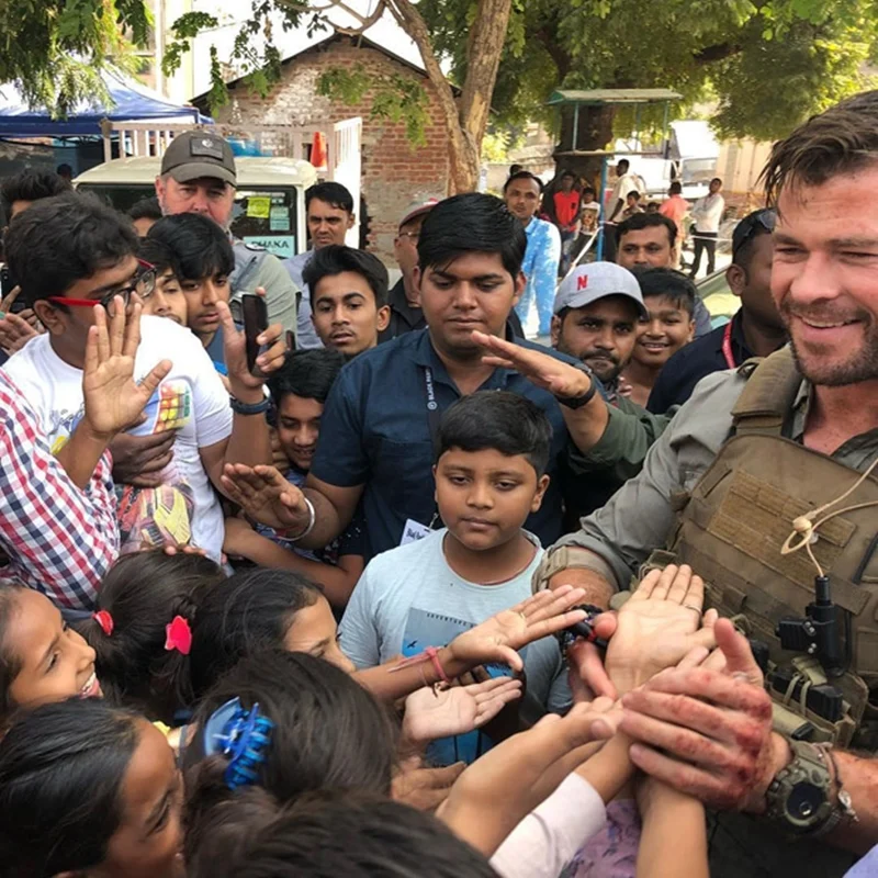 Chris Hemsworth shares beautiful selfie with fans in Ahmedabad while shooting Netflix film ‘Dhaka’