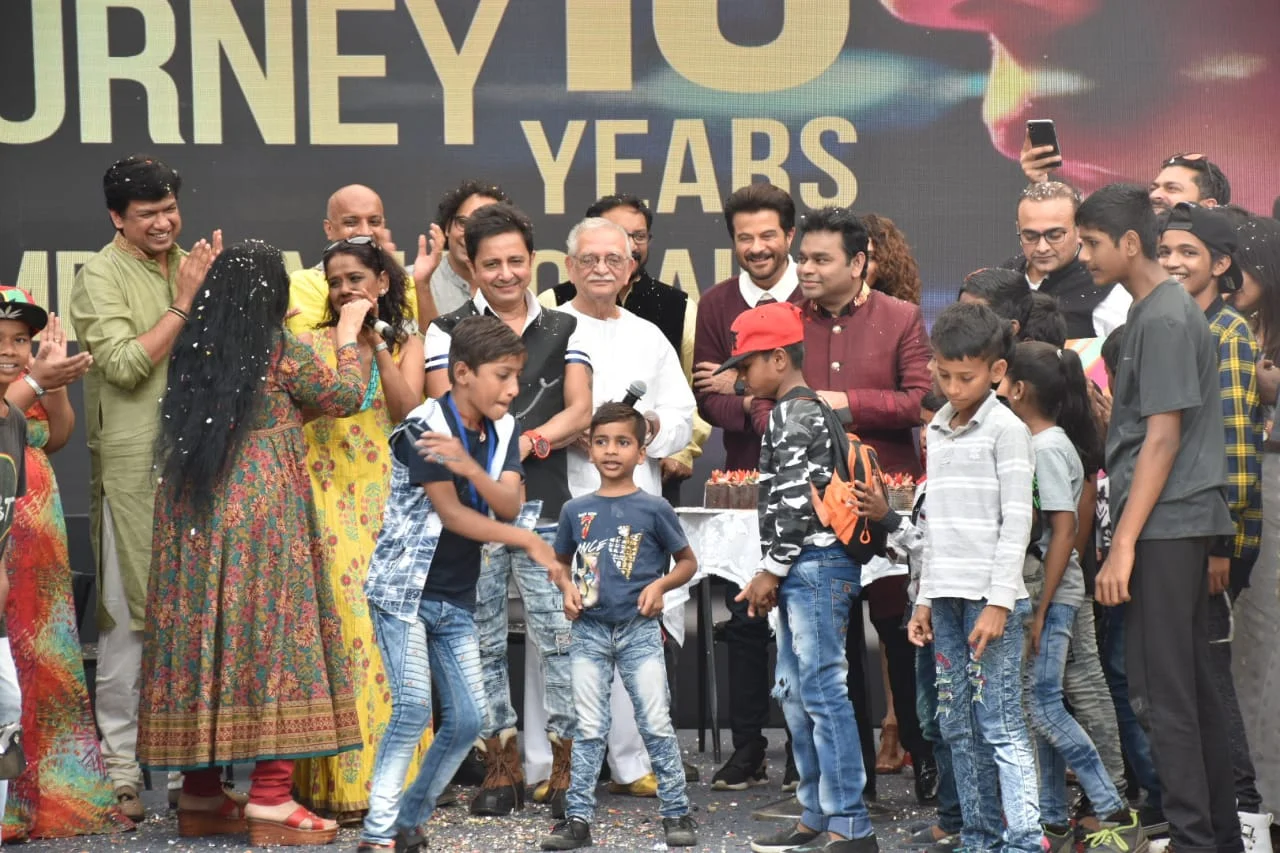 Cast and crew of Slumdog Millionaire celebrating the bash with childrens from Dharavi slum area (Pic courtesy: Viral Bhayani)