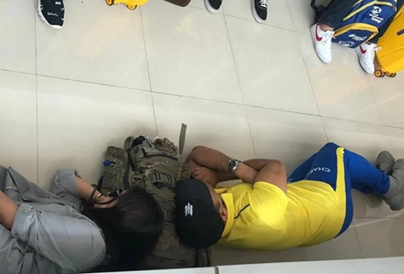 Sleeping on the floor! MS Dhoni, Sakshi take naps at Chennai ...