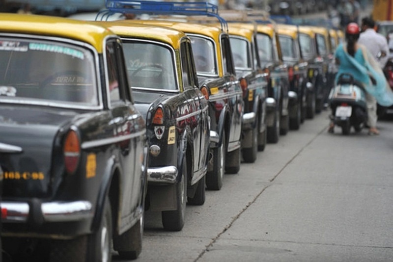 Third wave of COVID-19: Auto and taxi drivers in Mumbai struggle to survive as income goes down after restrictions - Vimarsana News