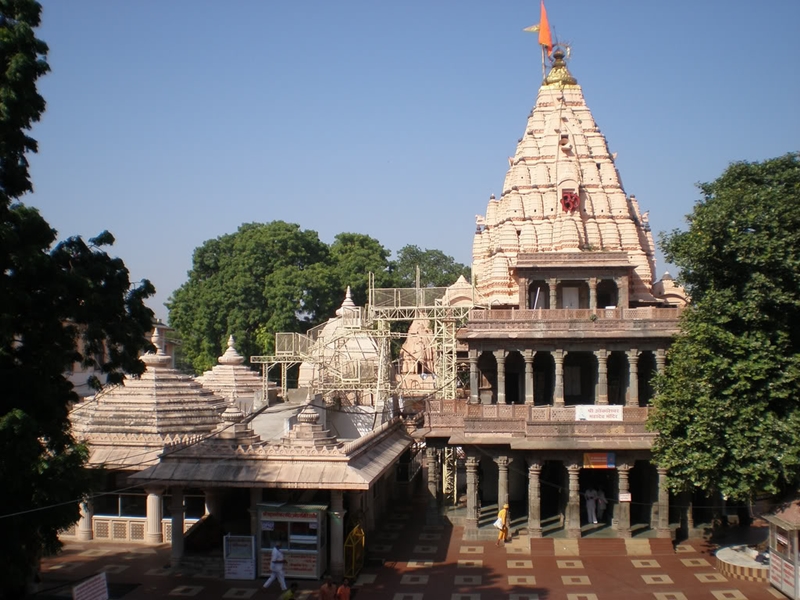 Madhya Pradesh: Security Guard misbehave, tears cloths of her fiancé at Mahakal Temple in Ujjain - Vimarsana News