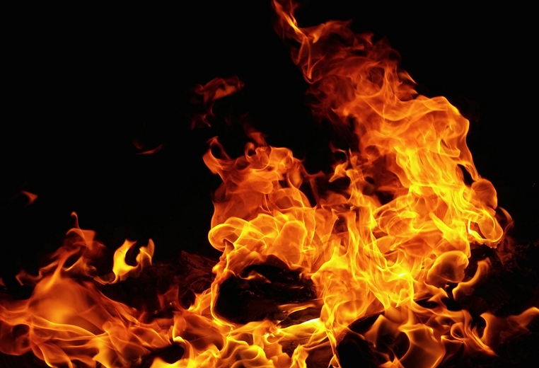 Mumbai: Fire breaks out in Mumbadevi injuring five - Vimarsana News