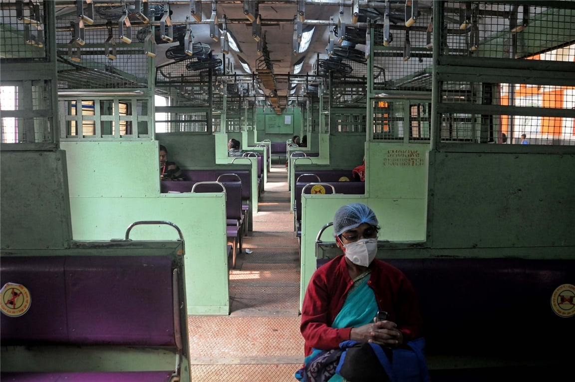 Kolkata: One man dies after falling from overcrowded local train; opposition attacks government over new restrictions - Vimarsana News