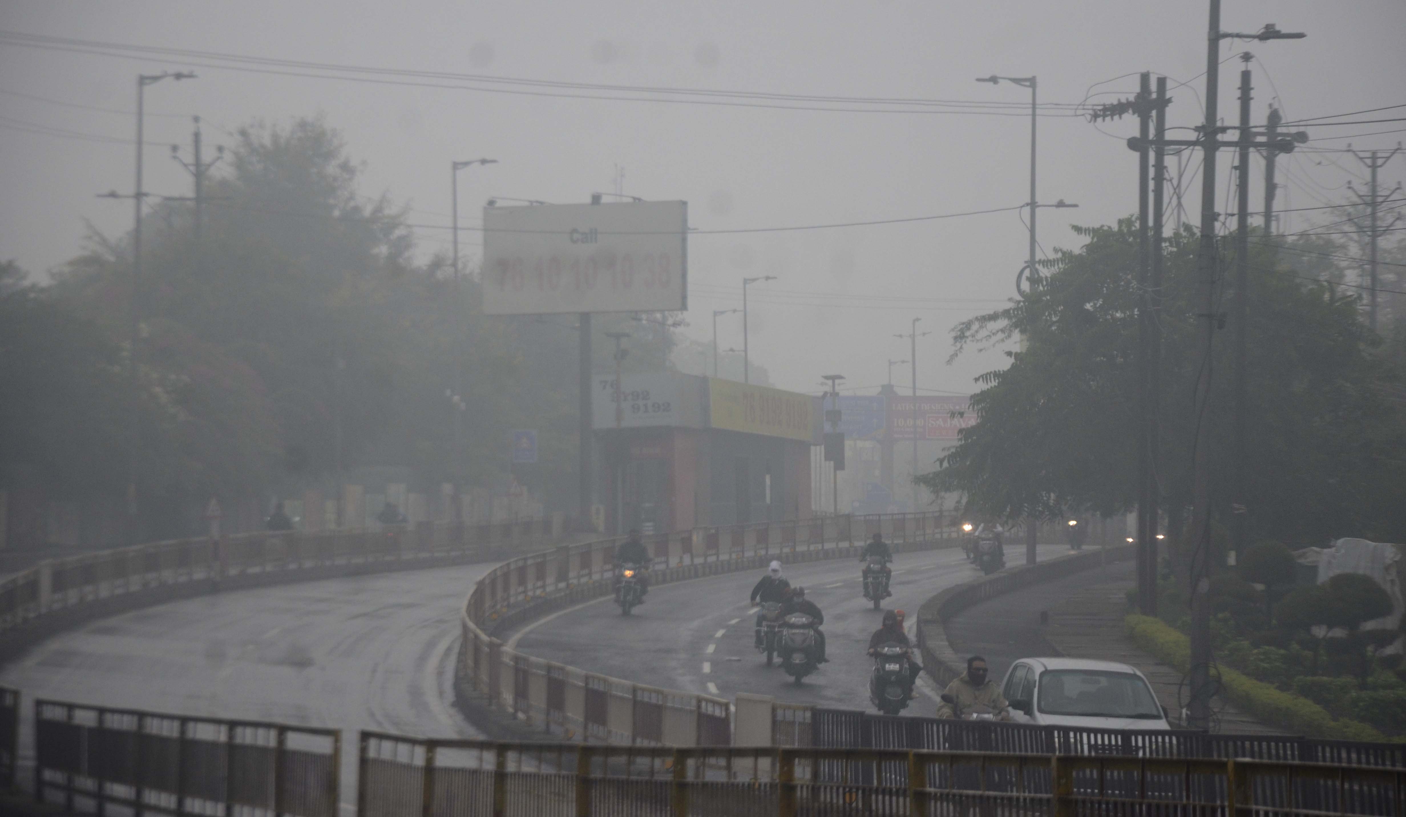 Bhopal: Dense fog engulfs city, visibility reduce to 50 meters - Vimarsana News