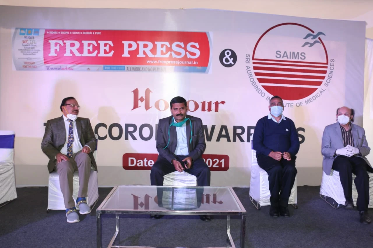 Chief guests IG Harinarayanachari Mishra, MGM Medical College dean Dr Sanjay Dixit, SAIMS chairman Dr Vinod Bhandari, cardiologist Dr A K Pancholia on the dias