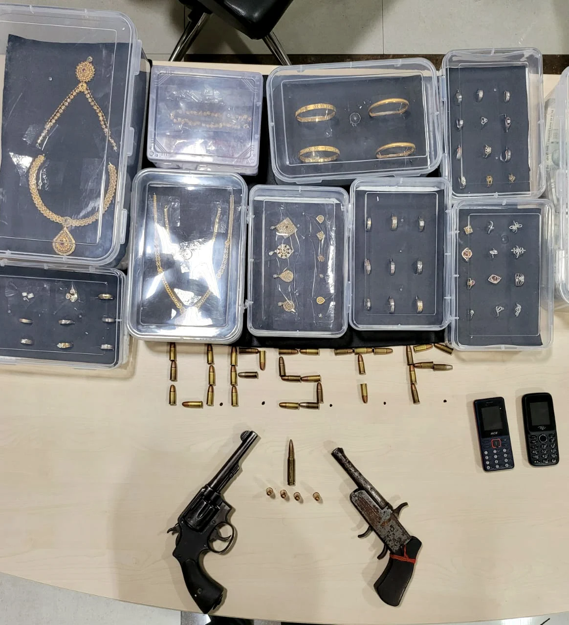 Uttar Pradesh, Jan 27 (ANI): Special task force arrested the robbers involved in a robbery in a Mumbai diamond shop and recovers the looted gold and weapons, in Lucknow on Wednesday.