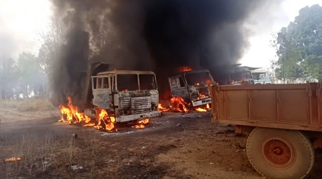 Jharkhand: Naxals set 27 vehicles on fire, Gumla police launch search operation - Vimarsana News