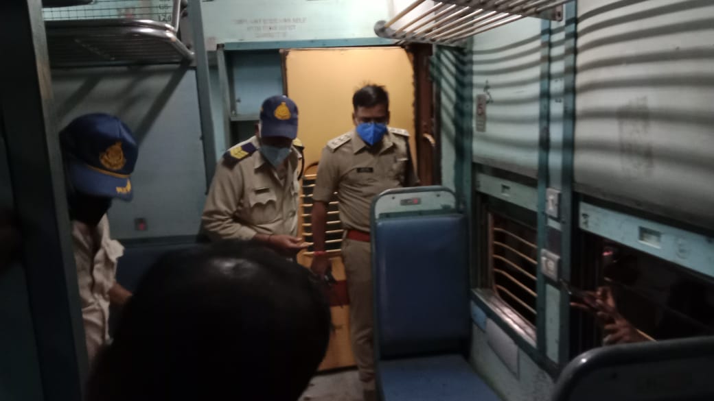 Mumbai: Woman raped and passengers robbed on Pushpak Express between Igatpuri-Kasara station; 4 held - Vimarsana News