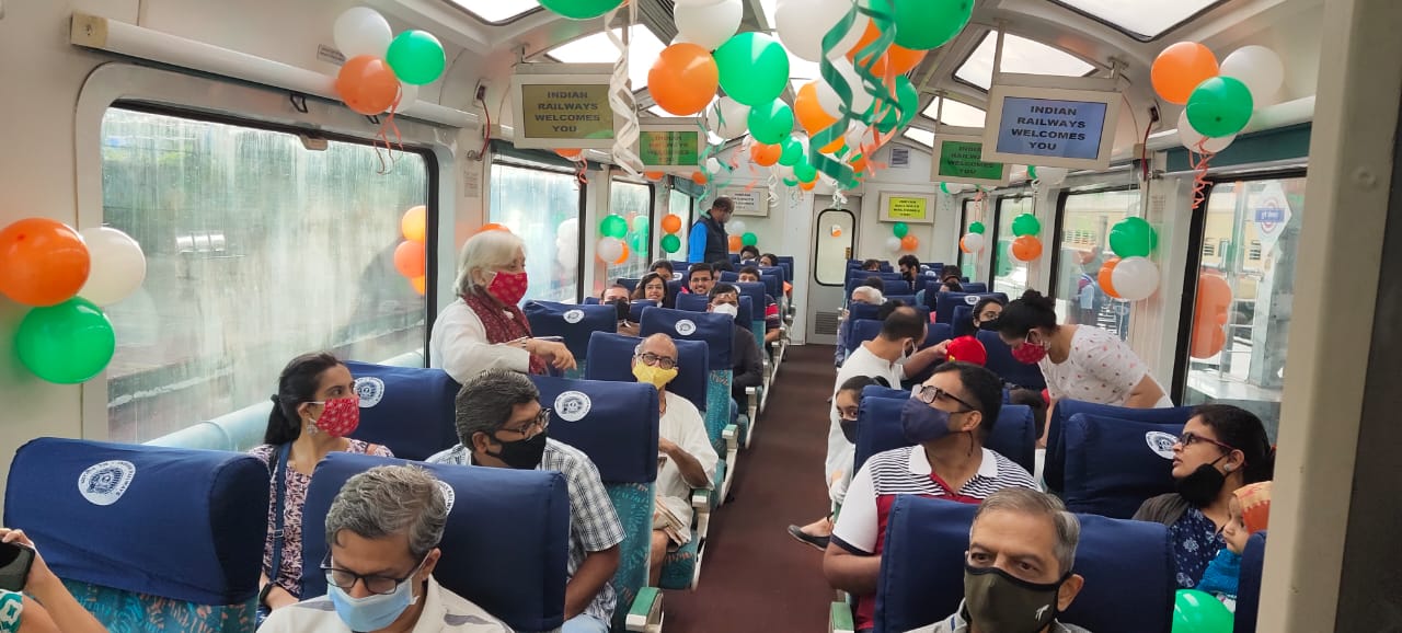 Mumbai-Pune Deccan queen's Vistadome coach receives 'overwhelming' response on first run - Vimarsana News