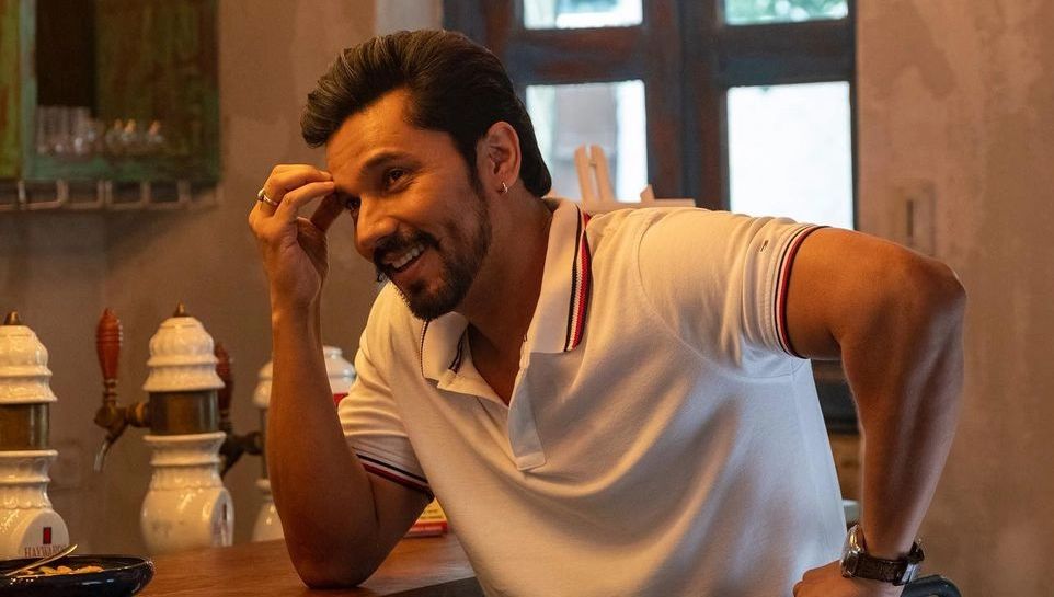 Randeep Hooda slapped with Rs 10 crore legal notice by scriptwriter for not delivering promises, threatening - Vimarsana News