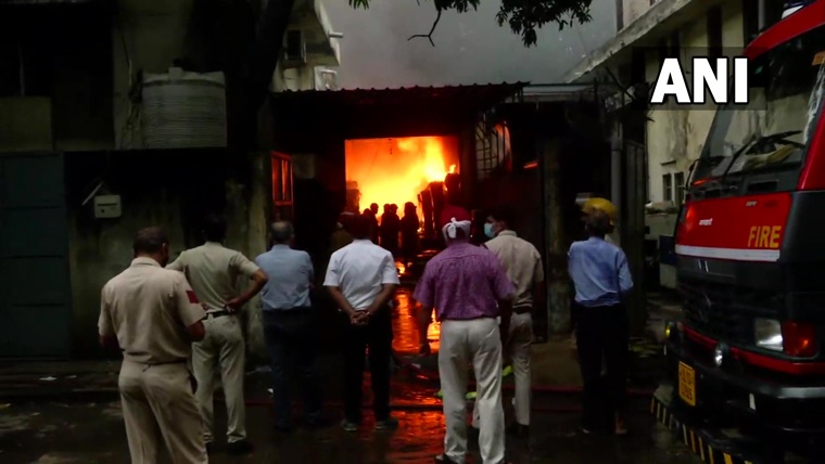 Delhi: Major fire breaks out at factory in Mayapuri area, 17 fire tenders rushed to spot; see pics - Vimarsana News