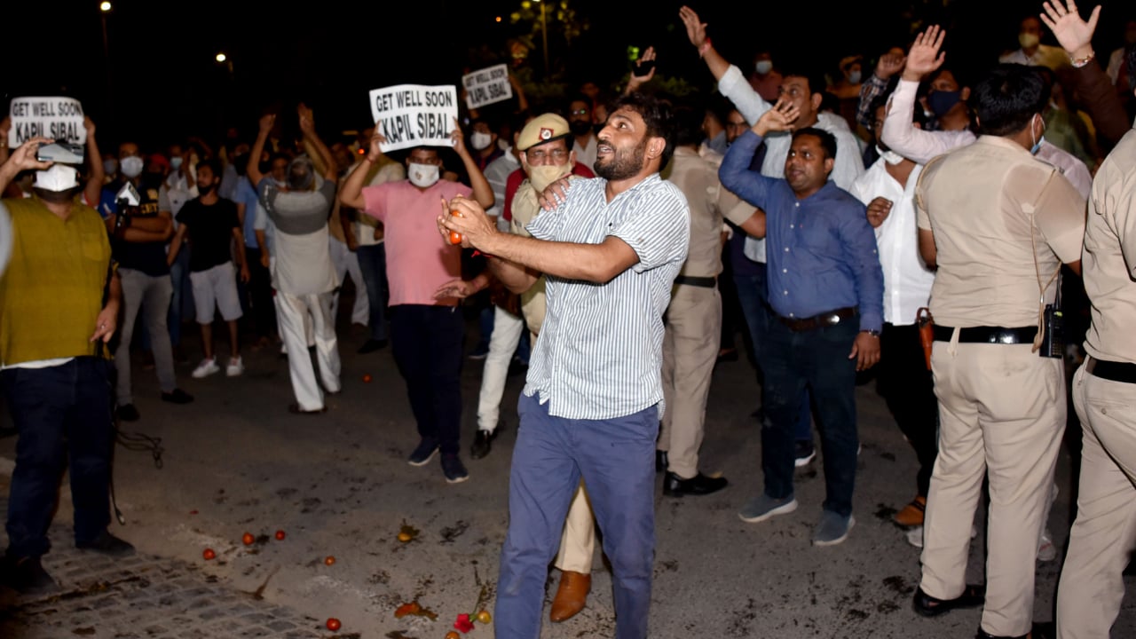 Watch: Cong workers protest outside Sibal's house post 'Jee Huzur 23' remark; netizens call party 'self-destructing' - Vimarsana News