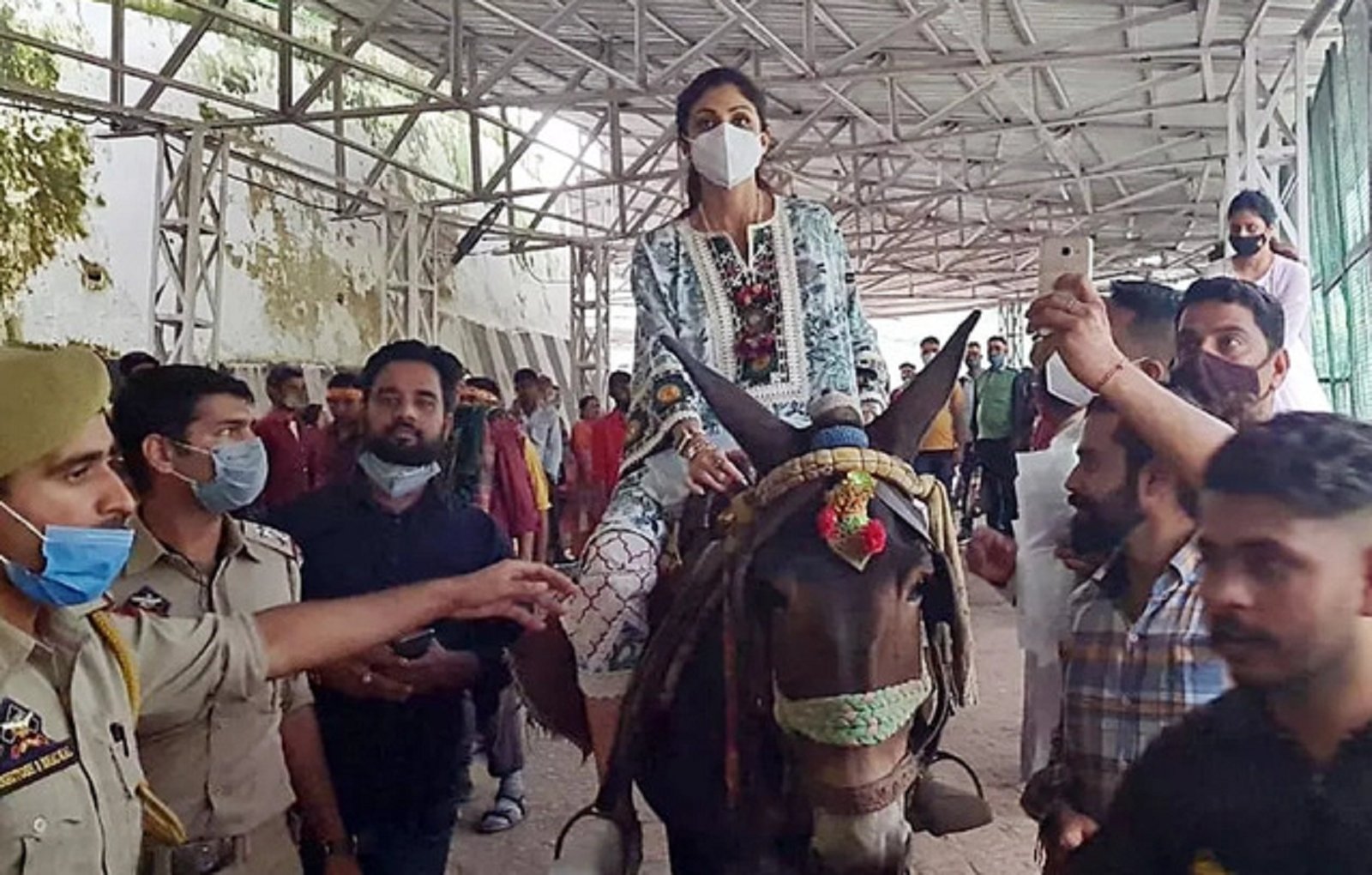 Two months after husband Raj Kundra's arrest, Shilpa Shetty visits Mata Vaishno Devi shrine - Vimarsana News