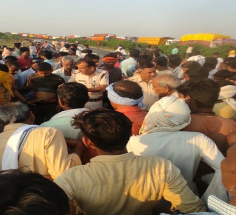 Madhya Pradesh: After dumper runs over farmer, angry villagers block traffic - Vimarsana News