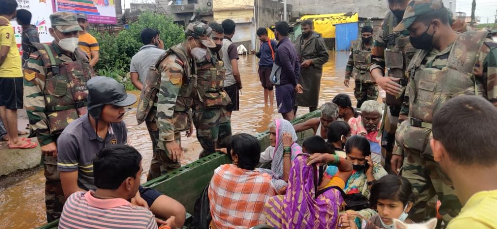 Kerala floods: Army, Navy, Air force mobilized to carry out relief operations in multiple districts - Vimarsana News
