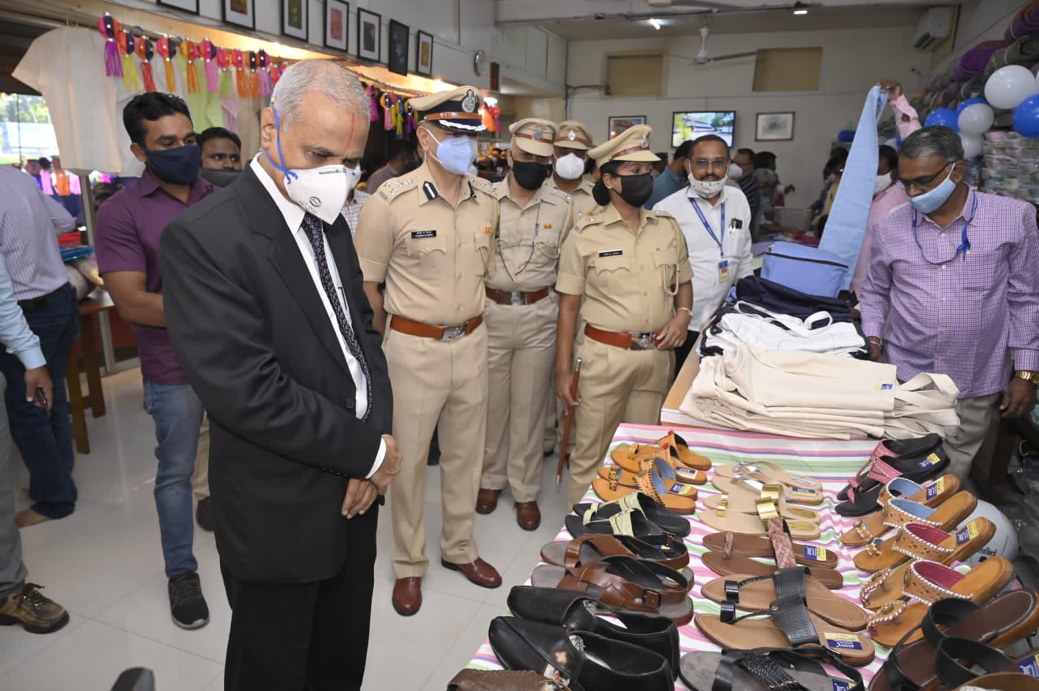 Pune: Yerwada Central Jail inmates' Diwali exhibition inaugurated by prison authorities - Vimarsana News