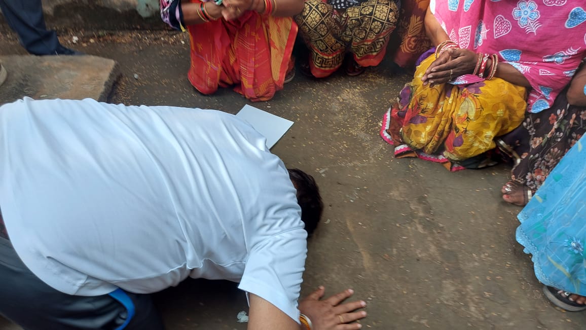 Madhya Pradesh: Energy minister felicitates 30 Safai Mitras, bow down his head in front of them - Vimarsana News