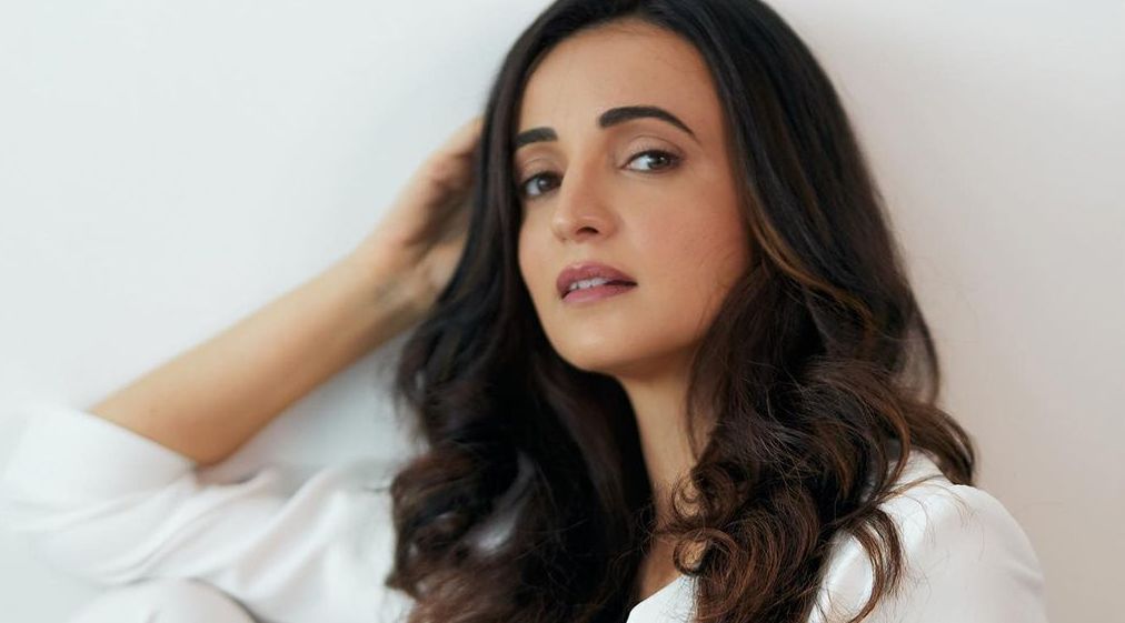 Sanaya Irani reveals she was called 'white lizard, cockroach, monkey' due to her fair complexion - Vimarsana News
