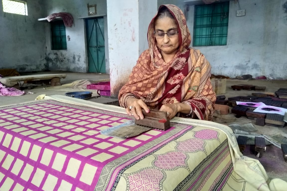 Madhya Pradesh: Rashida Be Khatri, a woman Bagh print artist wins national merit certificate - Vimarsana News