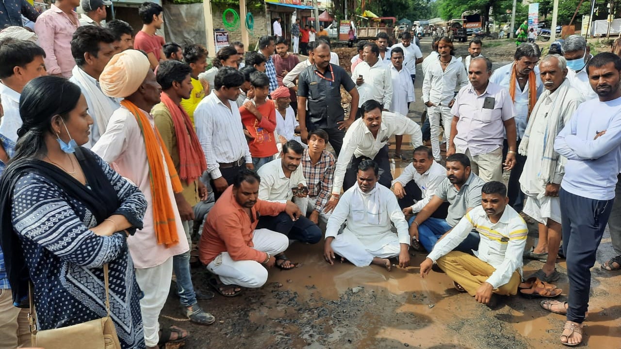 Madhya Pradesh: MLA Panchilal Meda stages sit-in on pothole to demand repair of road - Vimarsana News