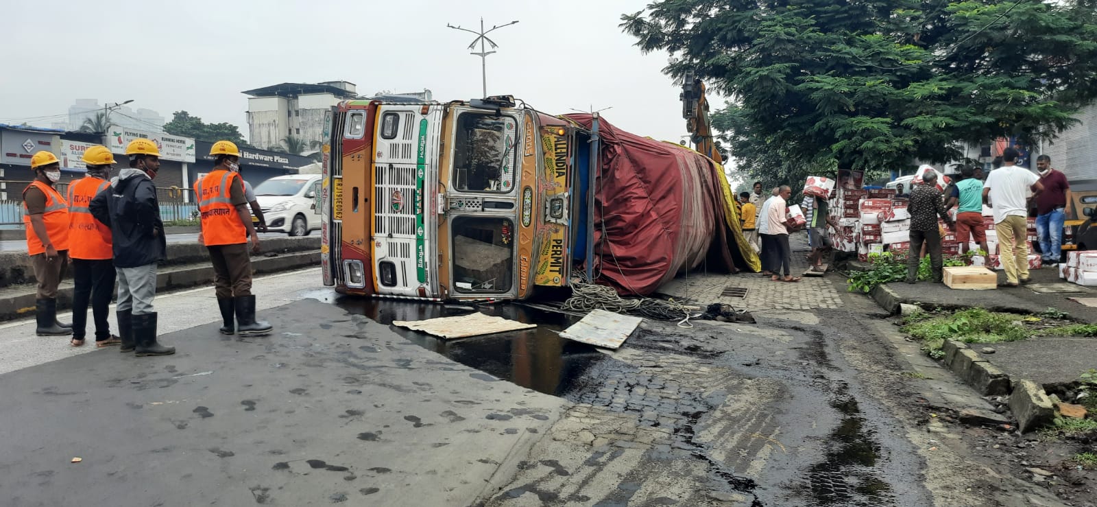 Thane: Two trucks topple on Ghodbunder road disrupting traffic - Vimarsana News