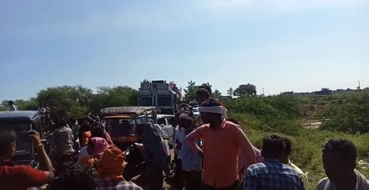 Madhya Pradesh: Farmers block highway for fertilizers in Shivpuri - Vimarsana News