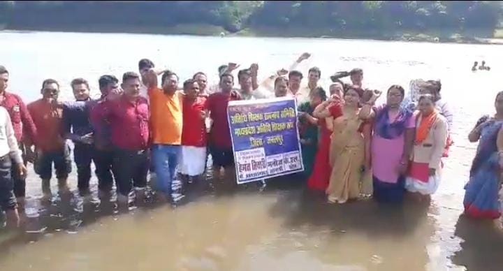 Madhya Pradesh: Guest teachers of Jabalpur performs 'Jal Satyagraha' - Vimarsana News