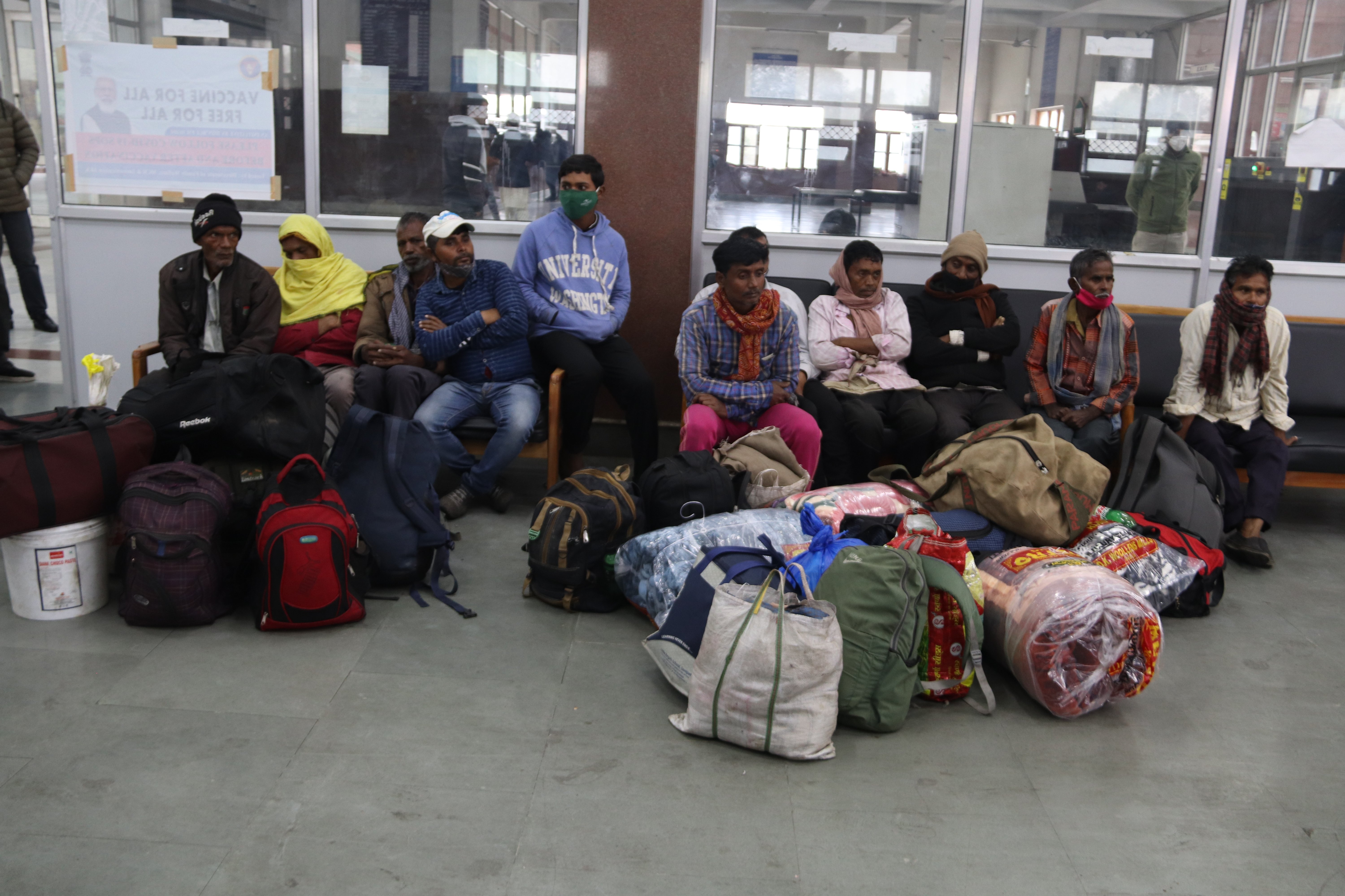 In Pics: Thousands of migrant labourers flee from Kashmir amid targeted killings - Vimarsana News