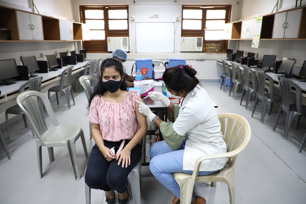 Navi Mumbai: NMMC vaccinates 1,389 students under 'Mission Youth Health' campaign; see pics - Vimarsana News