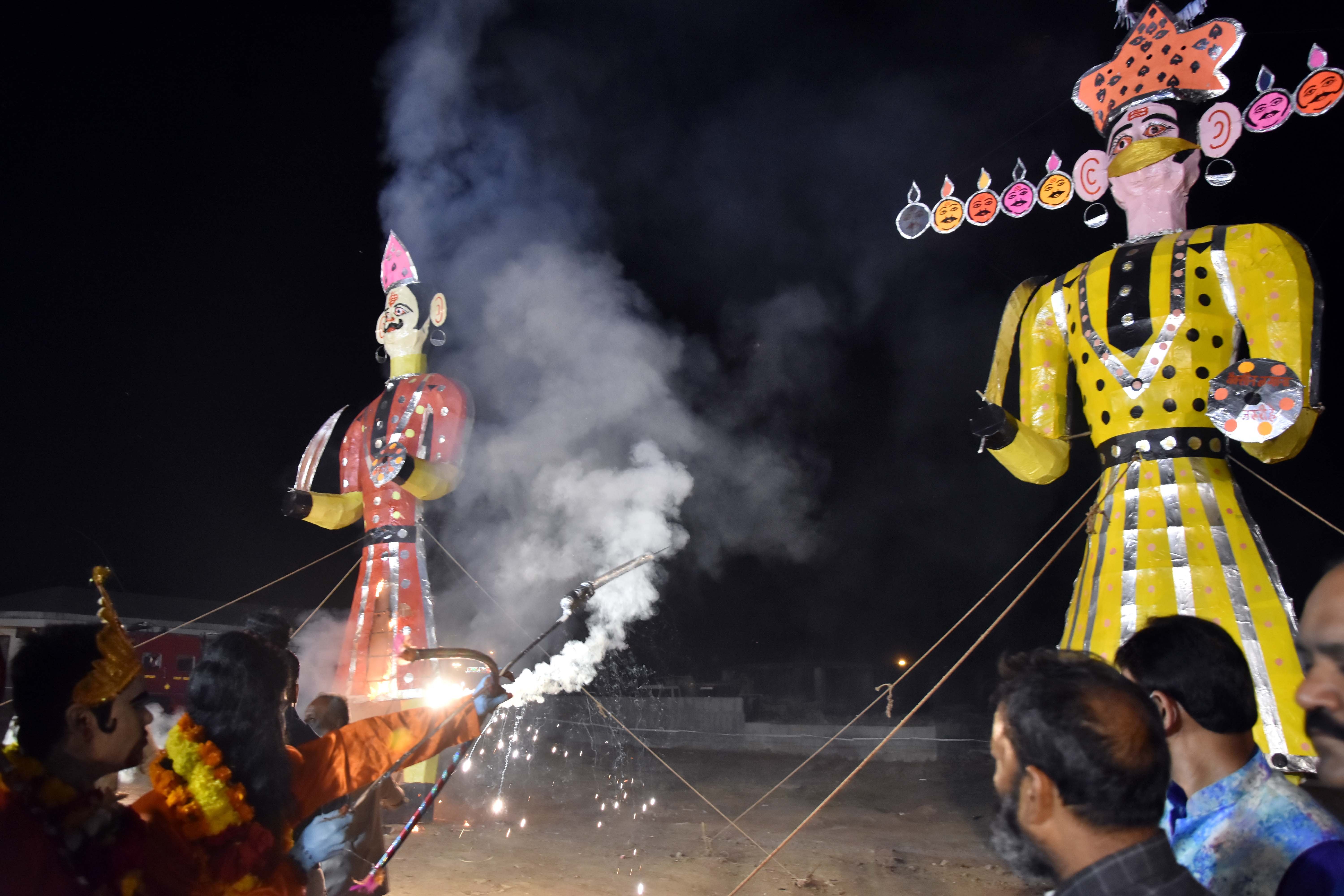 Bhopal: Effigy of Ravan gets 'dose of corona jab', goes up in smoke - Vimarsana News